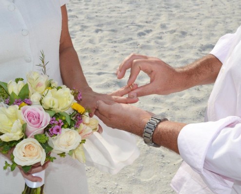 Brautstrauß bei Hochzeit am Strand