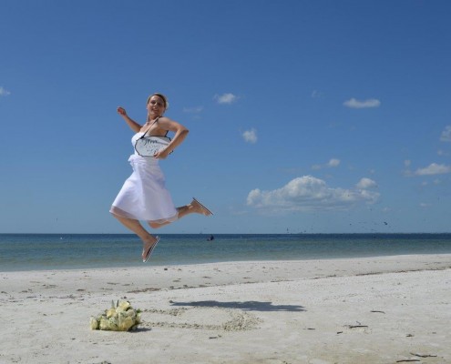 Braut springt Strand