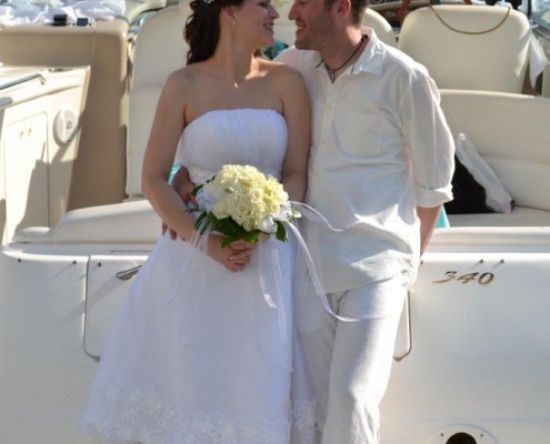 Brautpaar auf einer Yacht