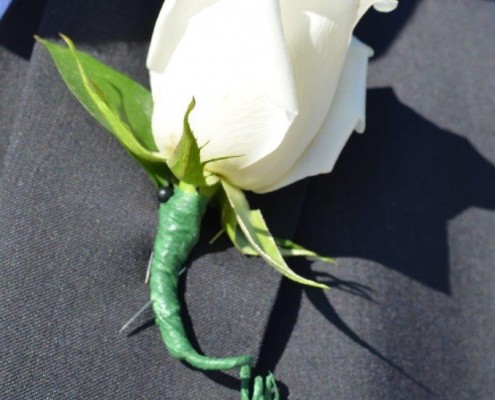 Ansteckblume weiße Rose für Bräutigam