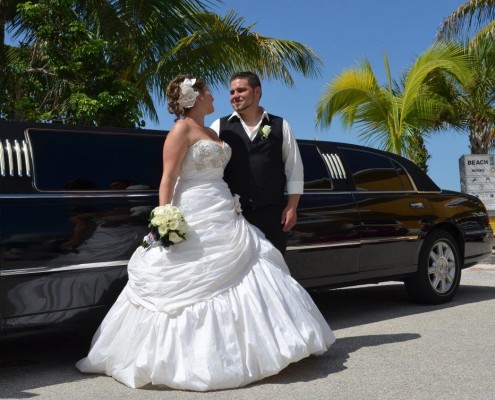 Brautpaar vor Limousine Florida